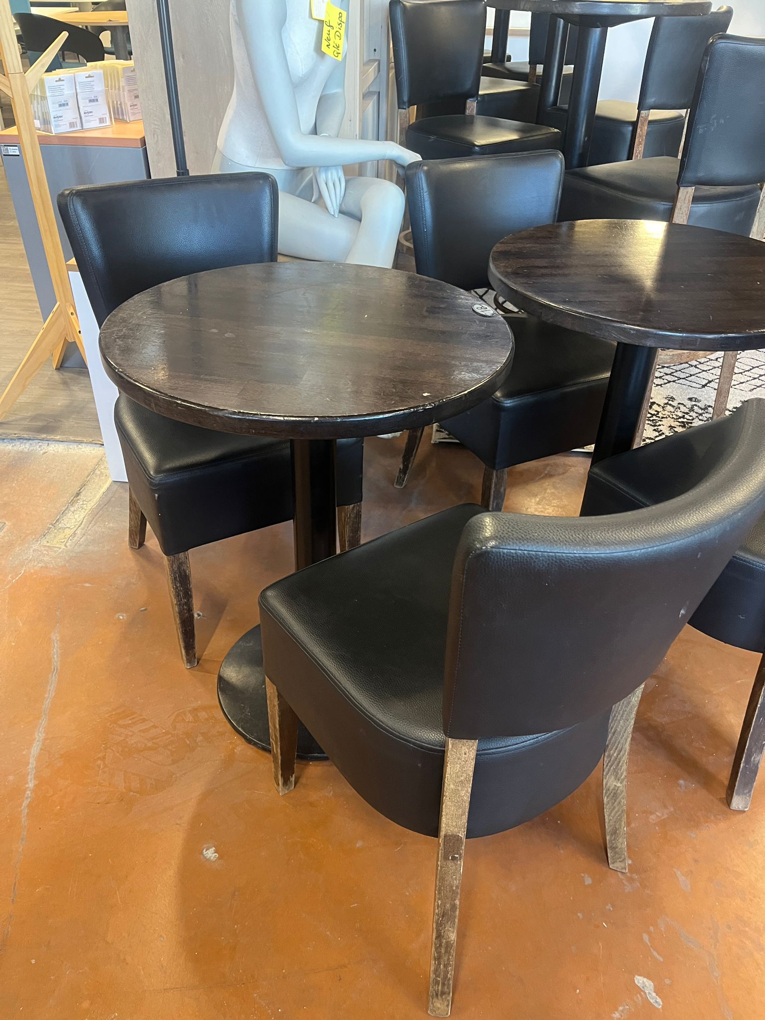 Lot table ronde ø60 cm + 2 chaises – Bois foncé, assise simili cuir noir – H76 cm