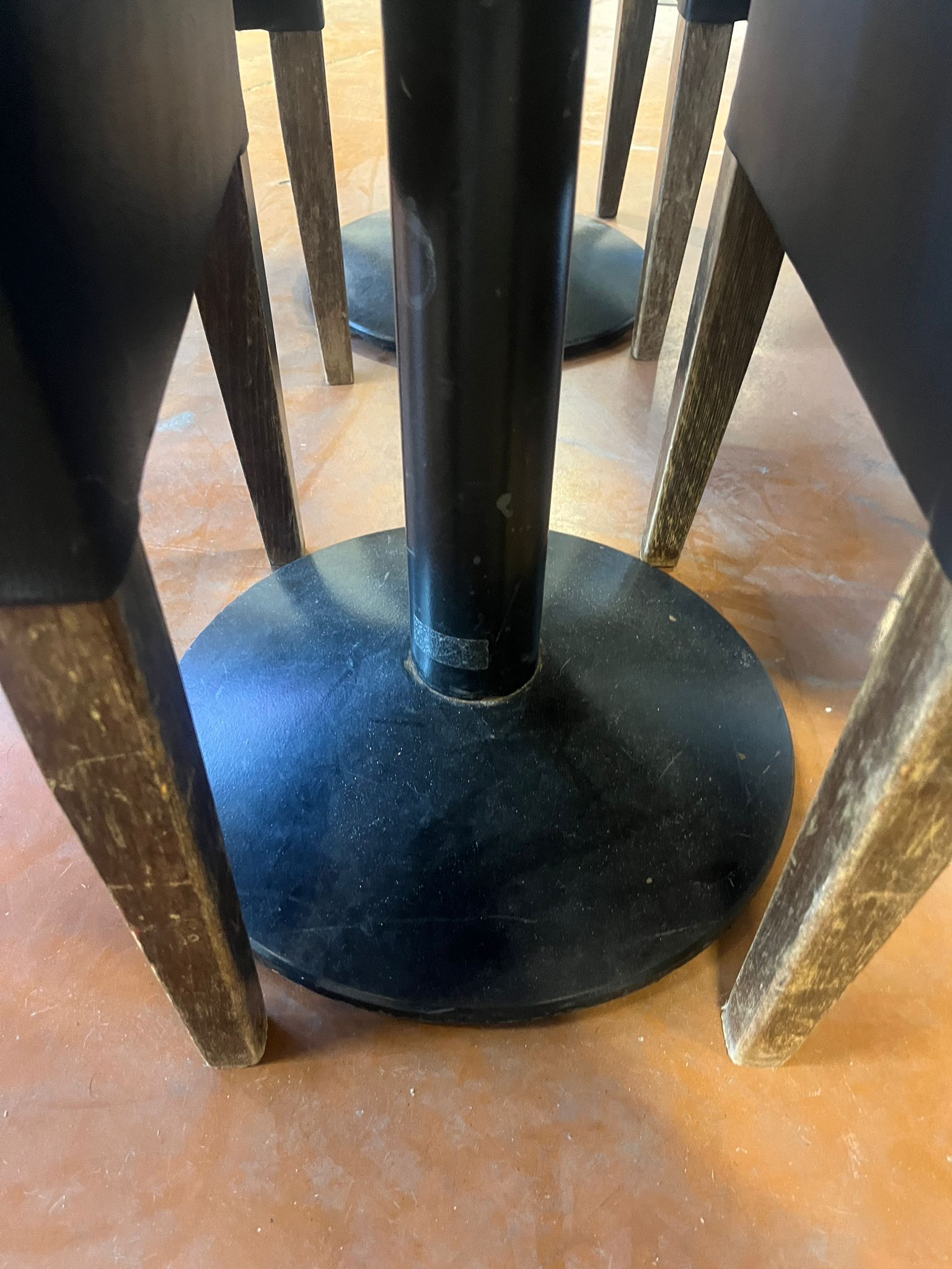 Lot table ronde ø60 cm + 2 chaises – Bois foncé, assise simili cuir noir – H76 cm