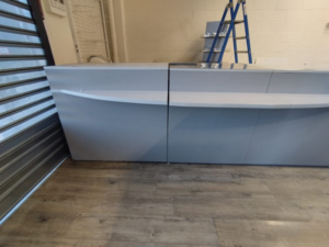 Comptoir d’accueil bois gris avec arrière comptoir – 280 x 90 x H97,5 cm