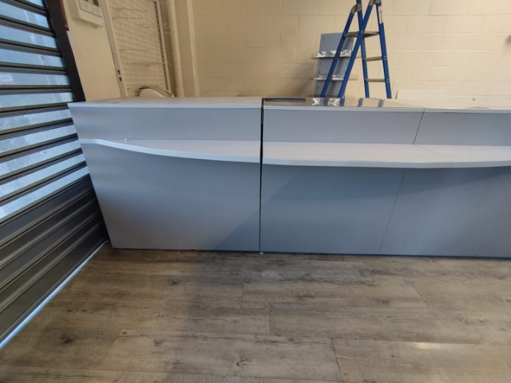 Comptoir d’accueil bois gris avec arrière comptoir – 280 x 90 x H97,5 cm