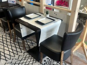 Lot table carrée + 2 chaises – Bois foncé, simili cuir noir – Table 60x60xH76 cm