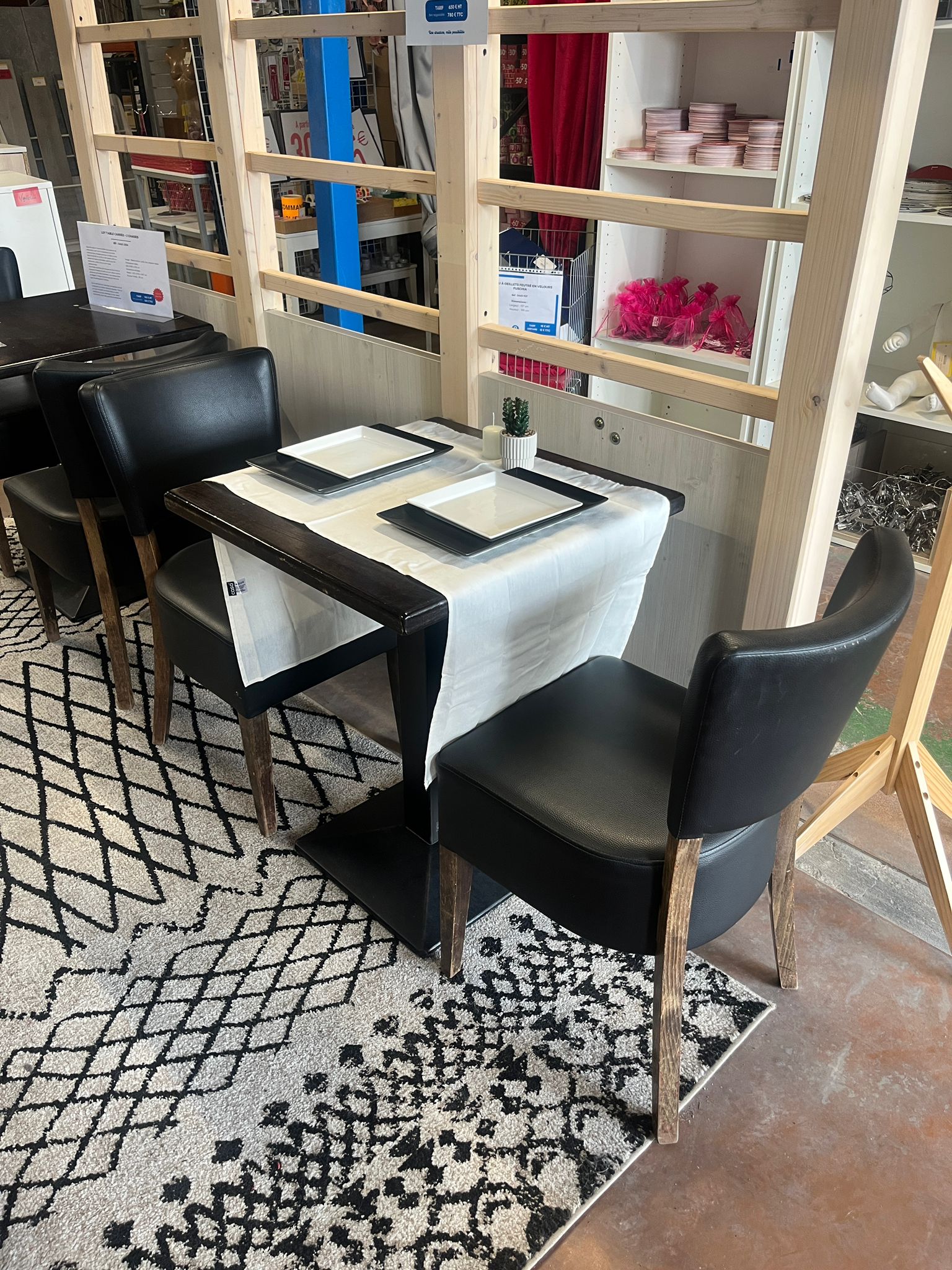 Lot table carrée + 2 chaises - Bois foncé, simili cuir noir - Table 60x60xH76 cm