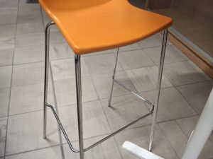 Table mange debout avec tabouret – Bois clair et gris – Structure bois et métal