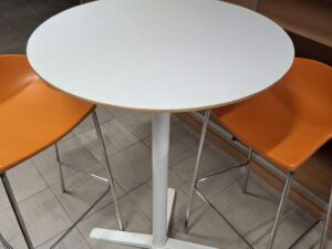 Table mange debout avec tabouret – Bois clair et gris – Structure bois et métal