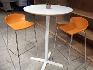 Table mange debout avec tabouret – Bois clair et gris – Structure bois et métal