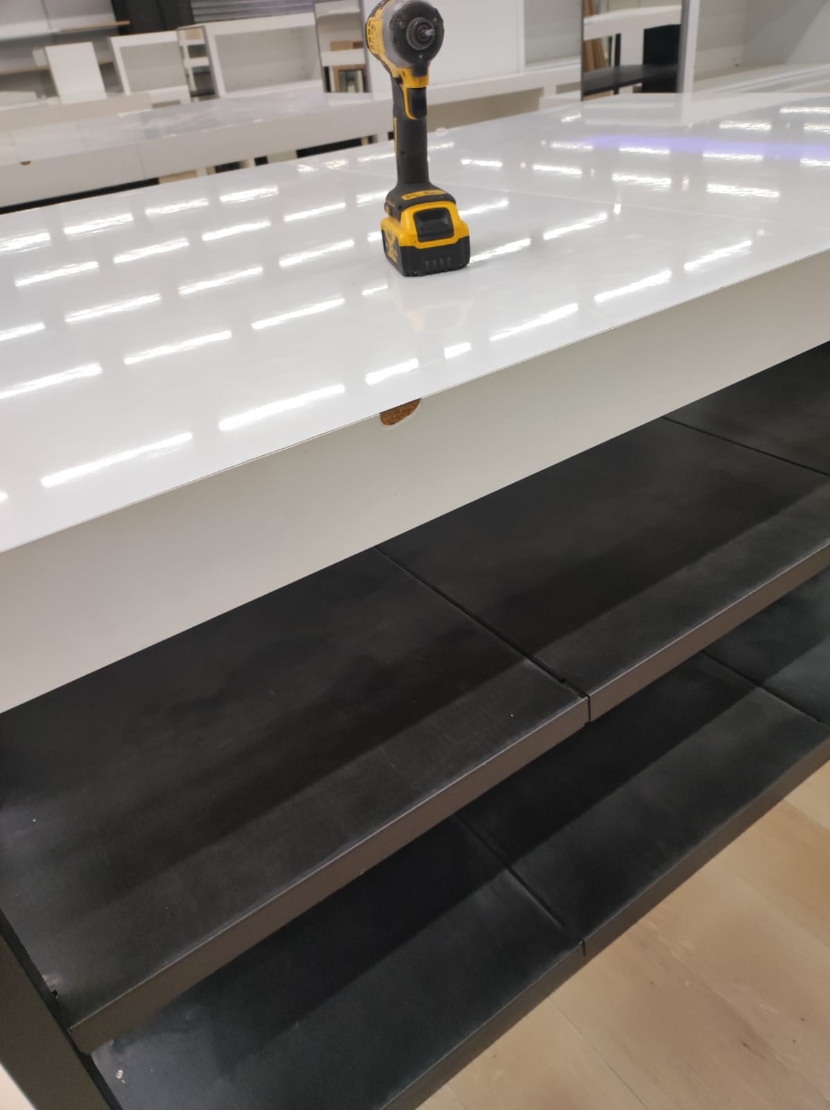 Table de présentation 3 niveaux avec miroirs - 130 x 210 x H111 cm