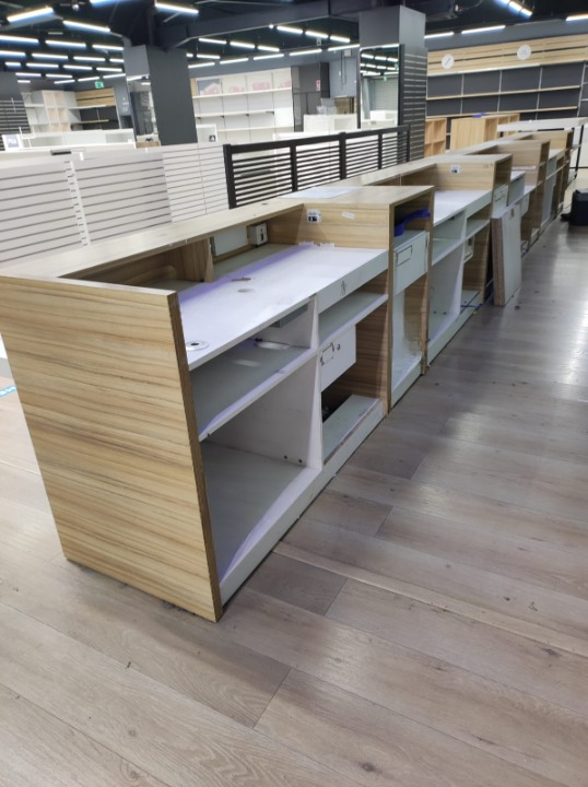 Comptoir d’accueil PMR et blocs caisse - L 941 x P 93 x H 107 cm