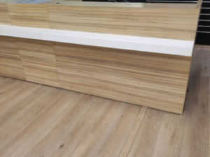 Comptoir d’accueil PMR et blocs caisse – L 941 x P 93 x H 107 cm