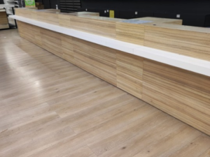Comptoir d’accueil PMR et blocs caisse – L 941 x P 93 x H 107 cm