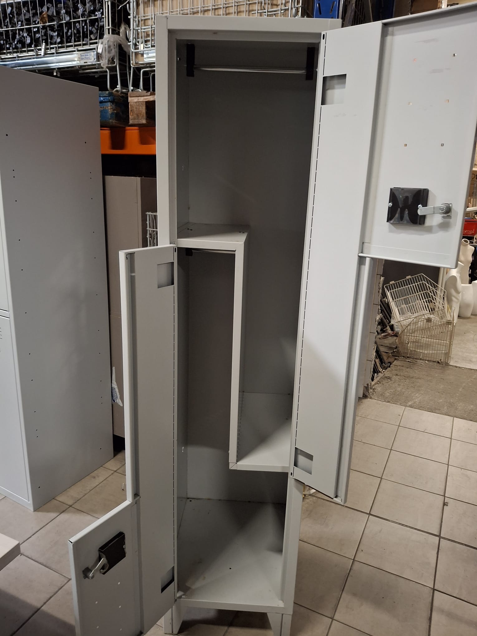 Vestiaire métallique 2 portes – Gris – H180 x L42 x P50 cm