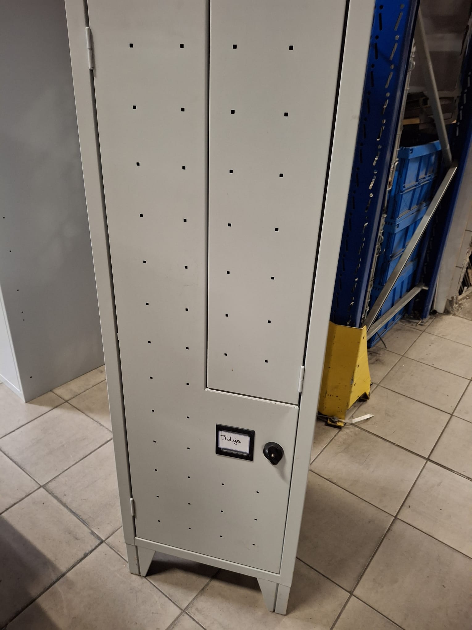 Vestiaire métallique 2 portes – Gris – H180 x L42 x P50 cm