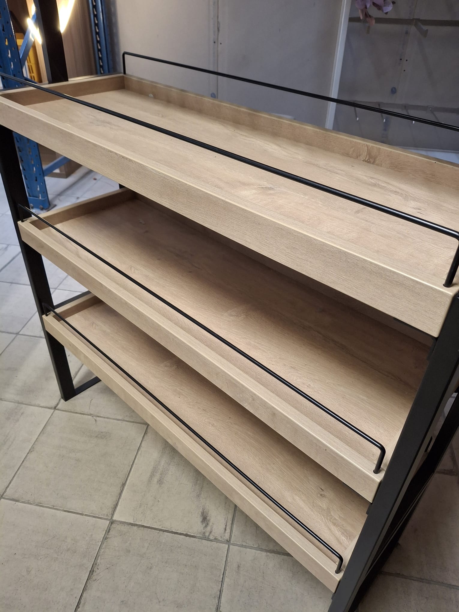 Meuble central de présentation – Métal et bois – 3 niveaux – H135 x L100 x P34,5 cm