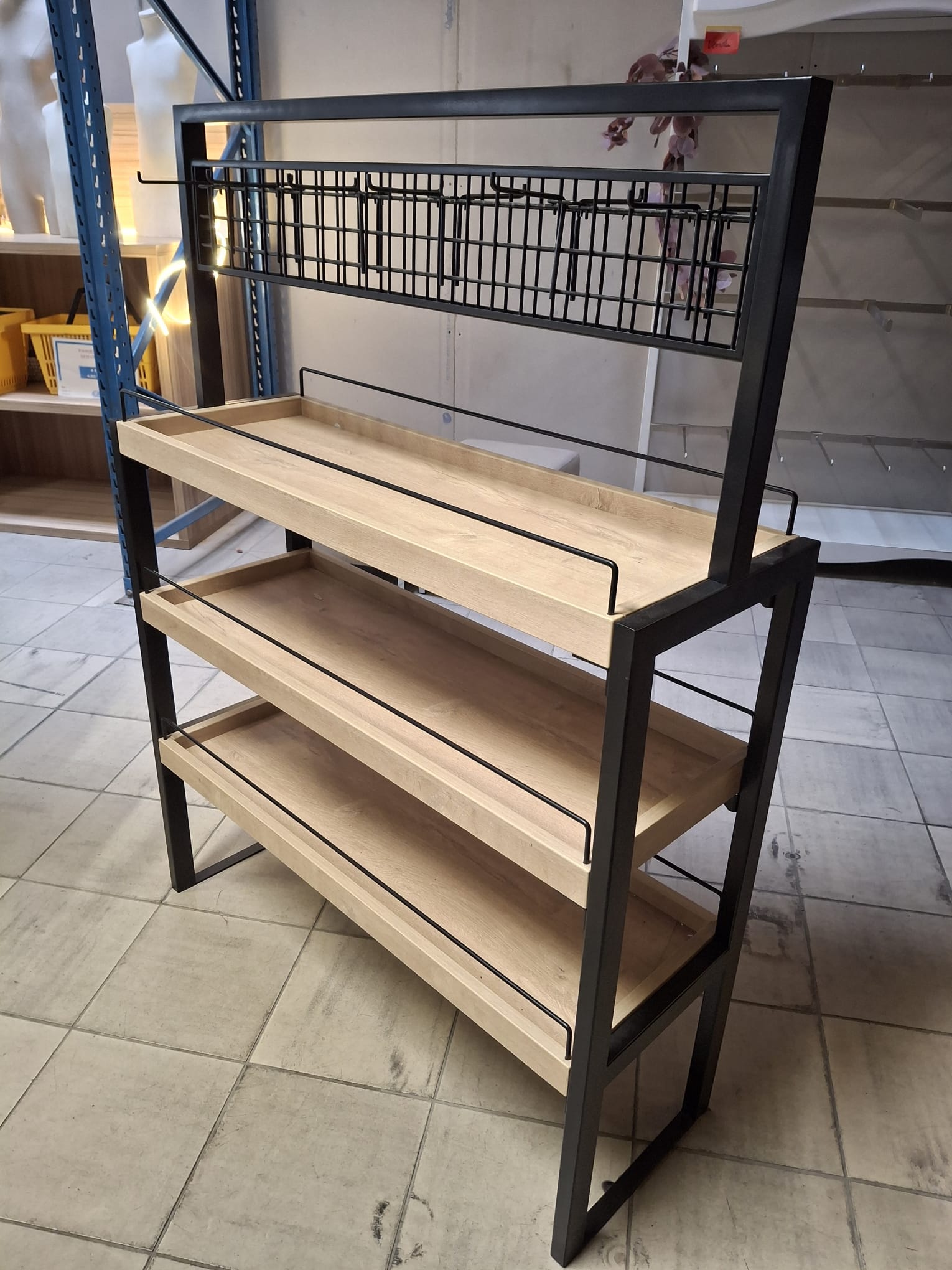 Meuble central de présentation – Métal et bois – 3 niveaux – H135 x L100 x P34,5 cm