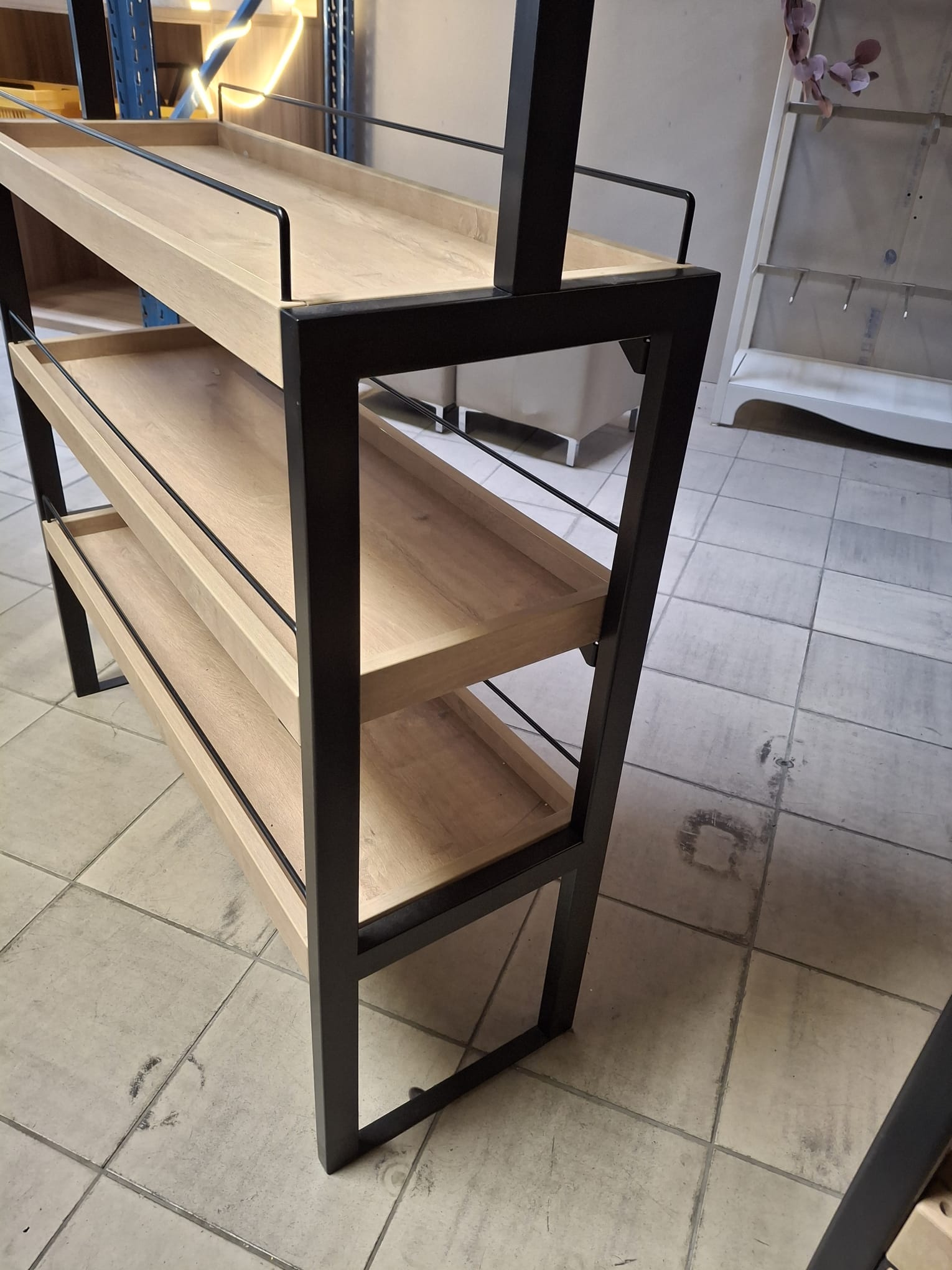 Meuble central de présentation – Métal et bois – 3 niveaux – H135 x L100 x P34,5 cm