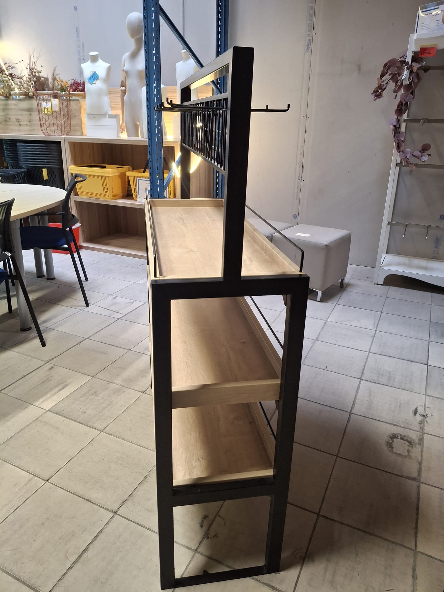 Meuble central de présentation – Métal et bois – 3 niveaux – H135 x L100 x P34,5 cm