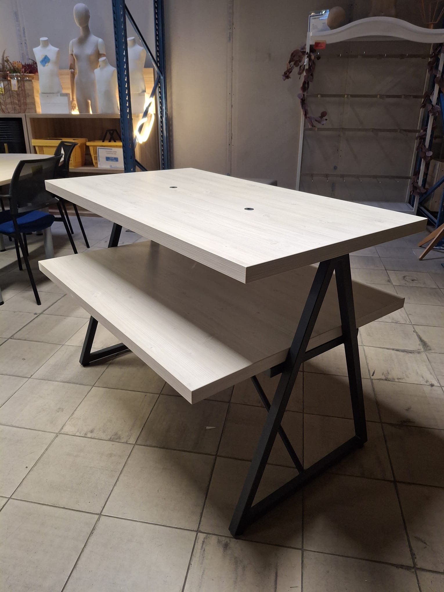 Table de présentation 2 niveaux - Métal gris anthracite - Bois - H 86 x L120 x l70 cm