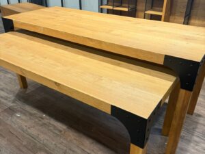 Lot de 2 tables bois et métal – 200 x 80 x H90 cm / 180 x 80 x H75 cm