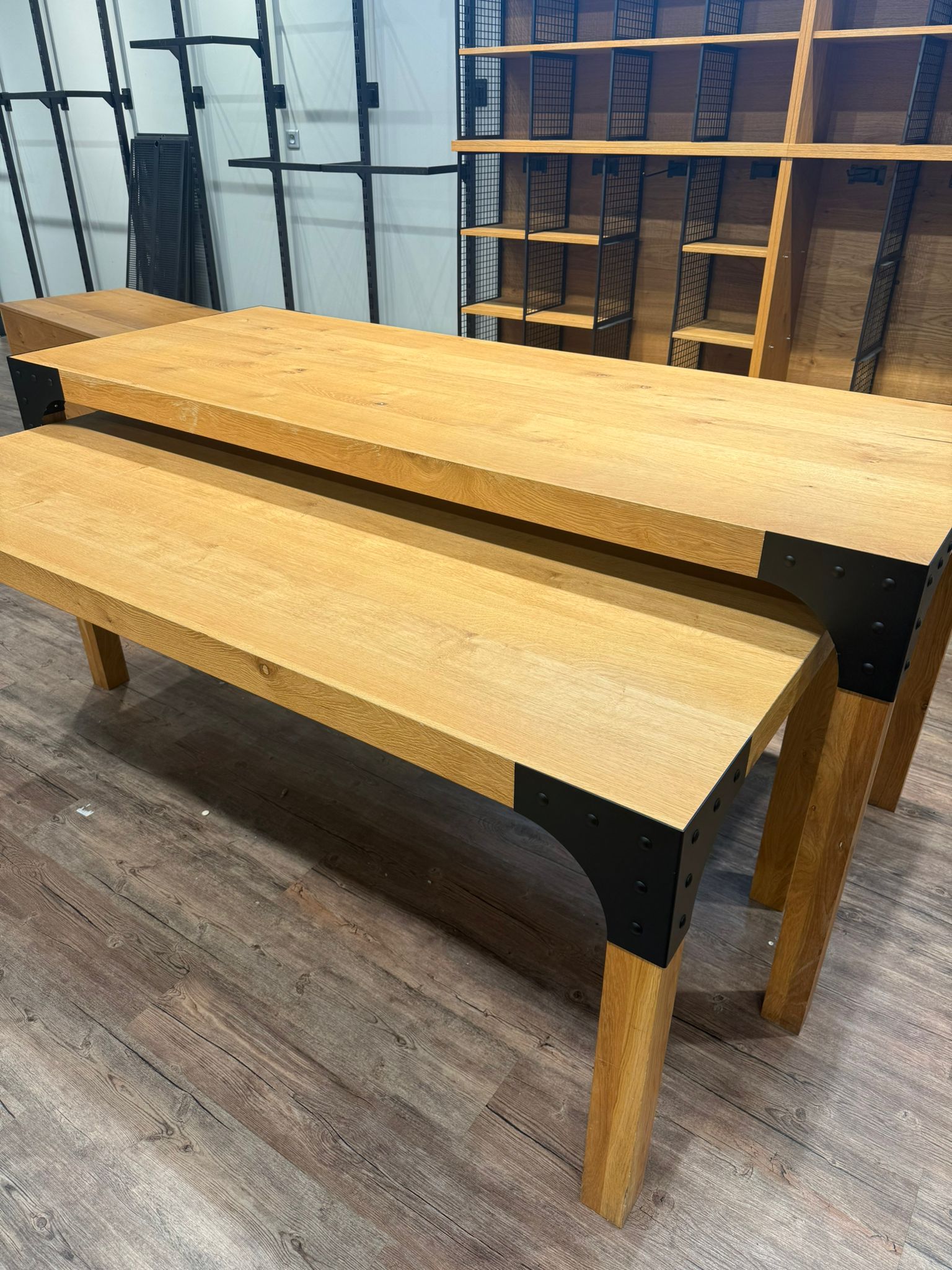 Lot de 2 tables bois et métal – 200 x 80 x H90 cm / 180 x 80 x H75 cm