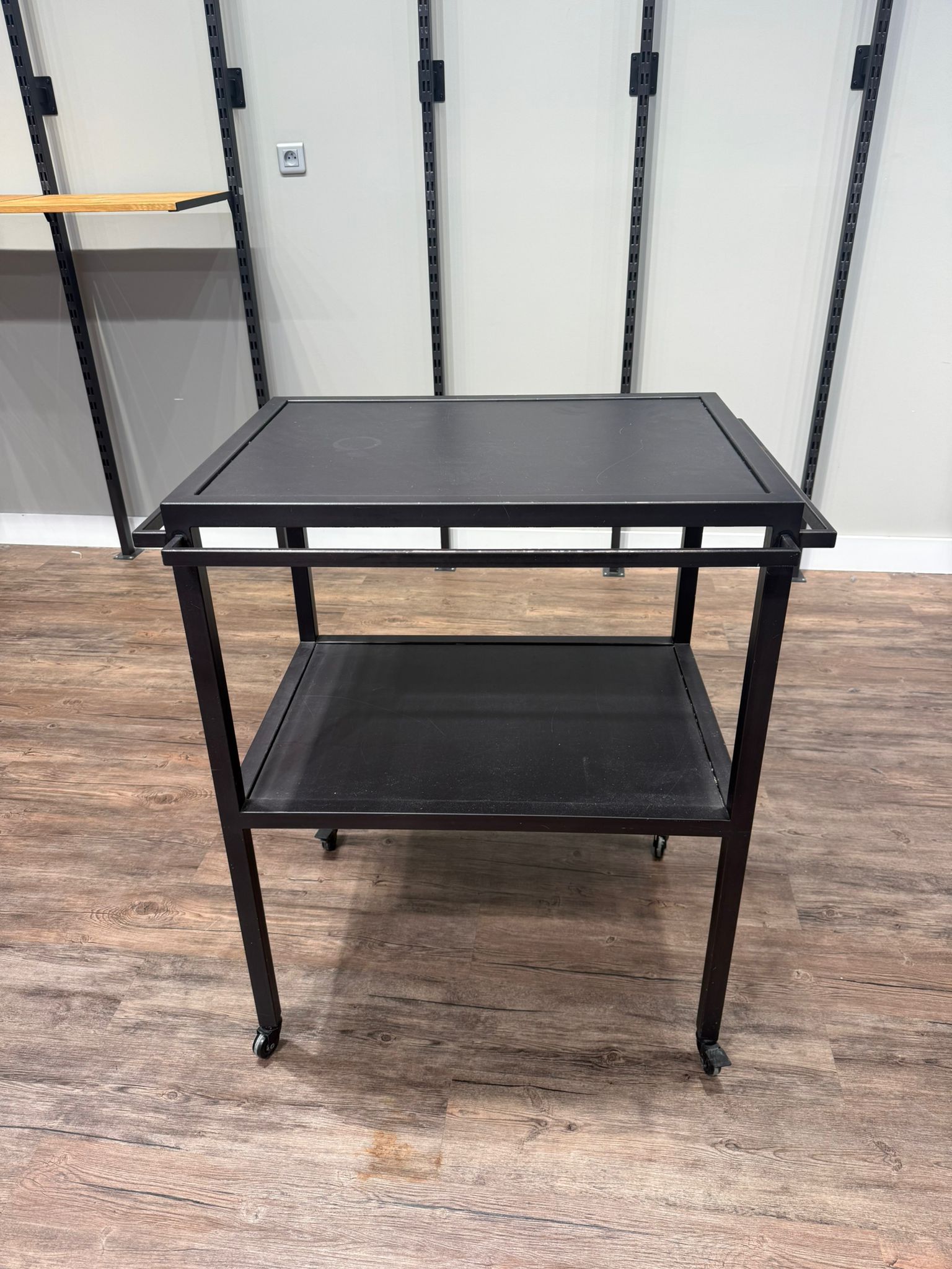 Table de travail métallique noir sur roulettes - 73 x 53 x H 95 cm