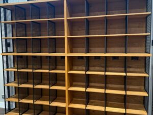 Meuble casier bois 56 compartiments – 272 x 38 x H225 cm