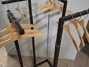 Portant 4 bras métallique noir – Hauteur réglable – H 115 à 175 cm