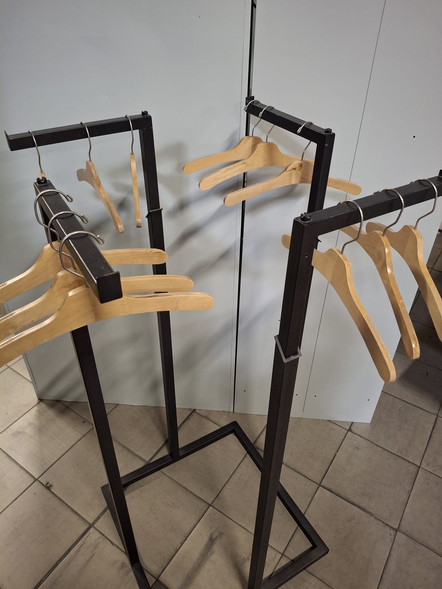 Portant 4 bras métallique noir - hauteur réglable - H 115 à 175 cm