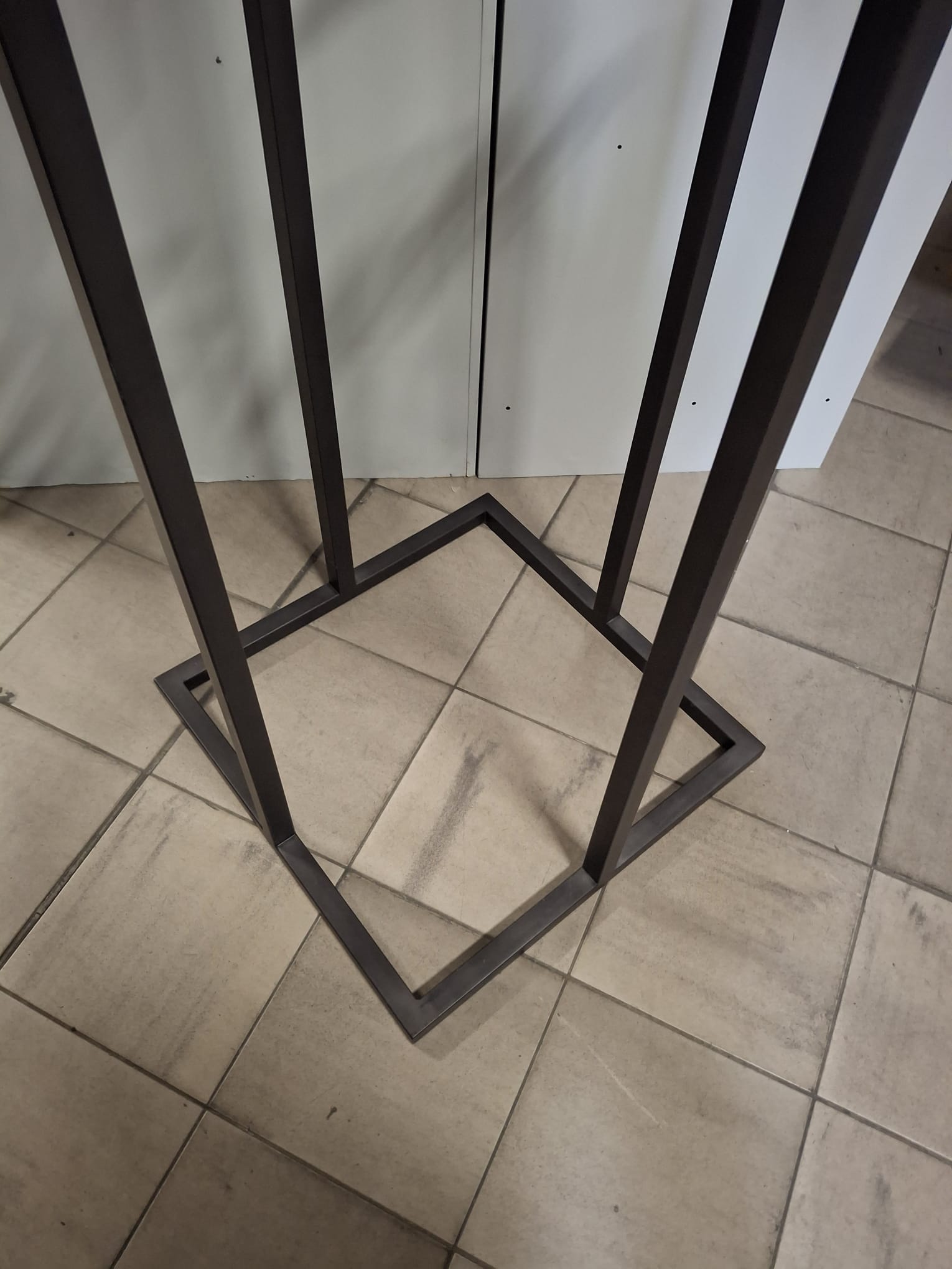 Portant 4 bras métallique noir - hauteur réglable - H 115 à 175 cm
