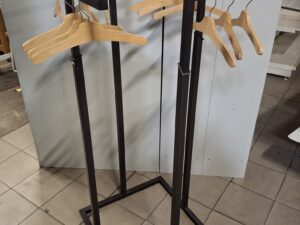 Portant 4 bras métallique noir – Hauteur réglable – H 115 à 175 cm