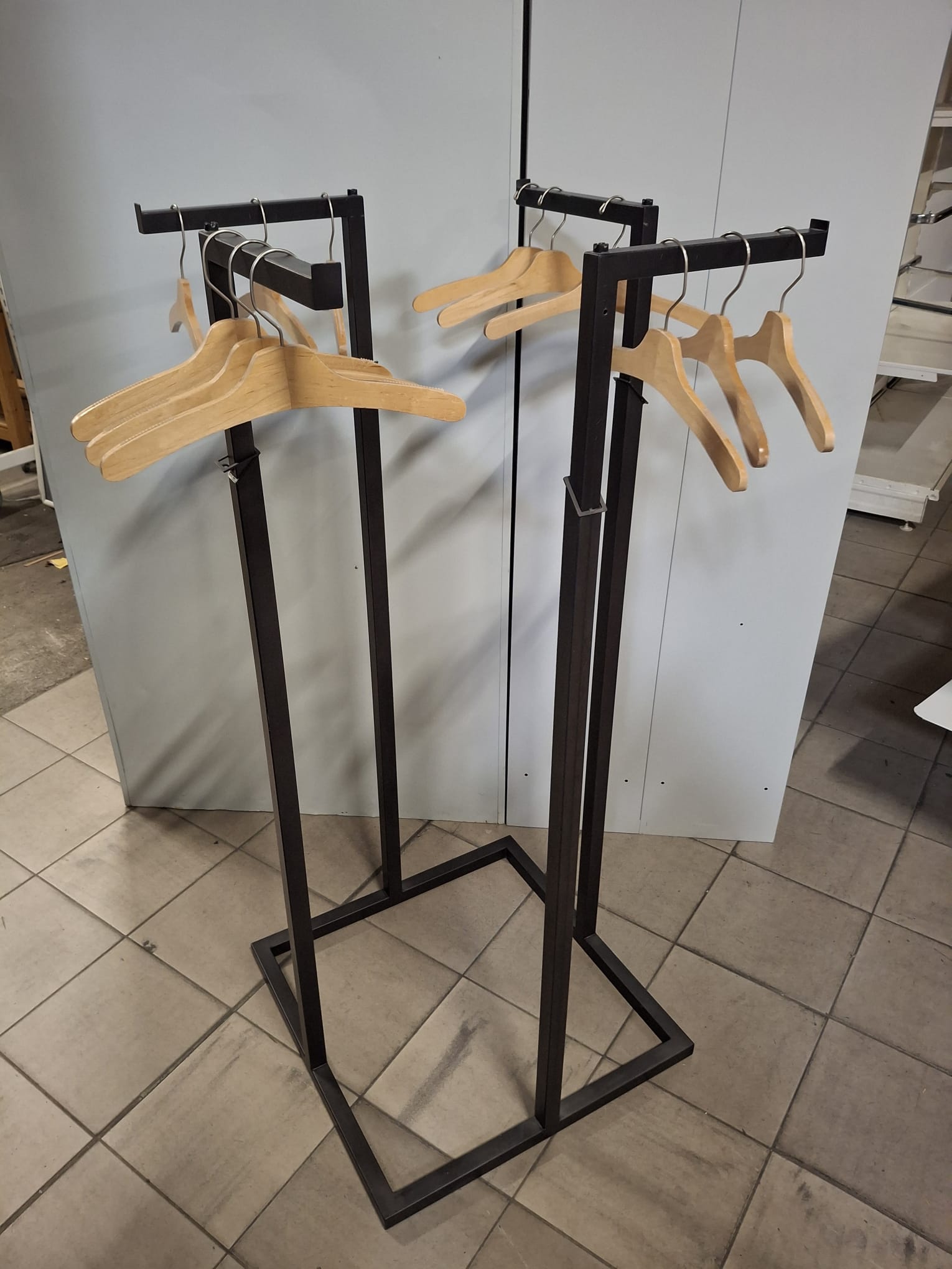 Portant 4 bras métallique noir - hauteur réglable - H 115 à 175 cm