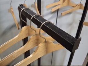 Portant 4 bras métallique noir – Hauteur réglable – H 115 à 175 cm