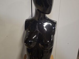 Mannequin buste femme fibre de verre noir brillant – H 75 cm