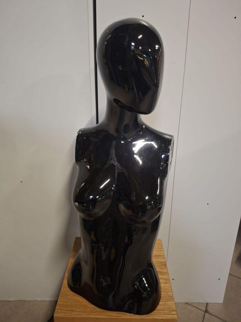 Mannequin buste femme fibre de verre noir brillant - H 75 cm