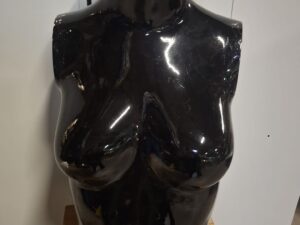 Mannequin buste femme fibre de verre noir brillant – H 75 cm