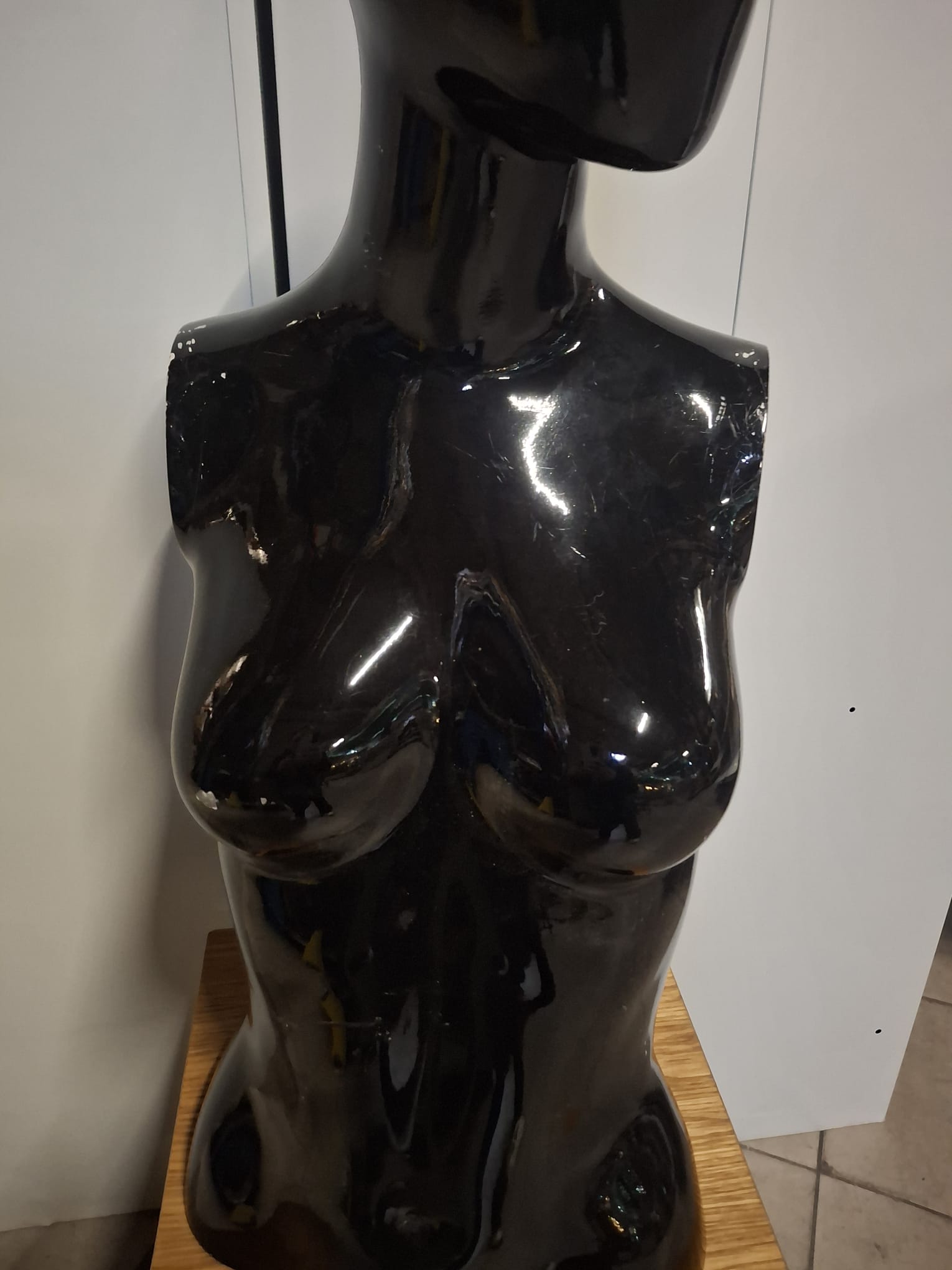 Mannequin buste femme fibre de verre noir brillant - H 75 cm