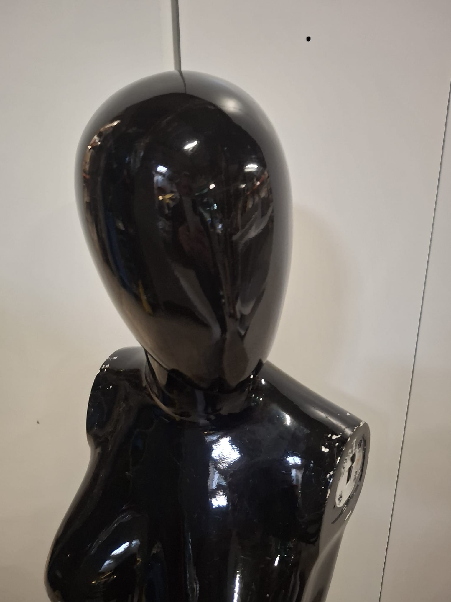 Mannequin buste femme fibre de verre noir brillant - H 75 cm