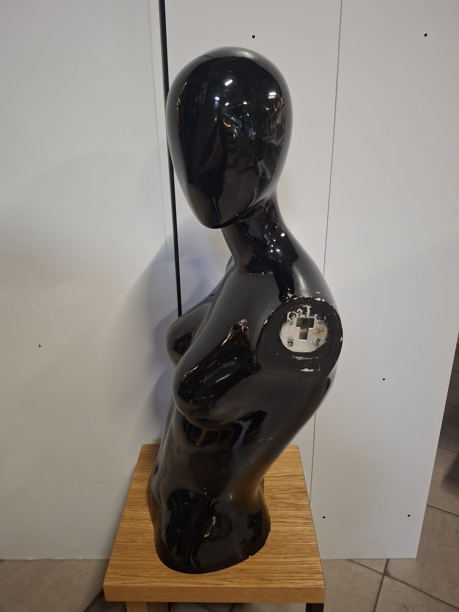 Mannequin buste femme fibre de verre noir brillant - H 75 cm