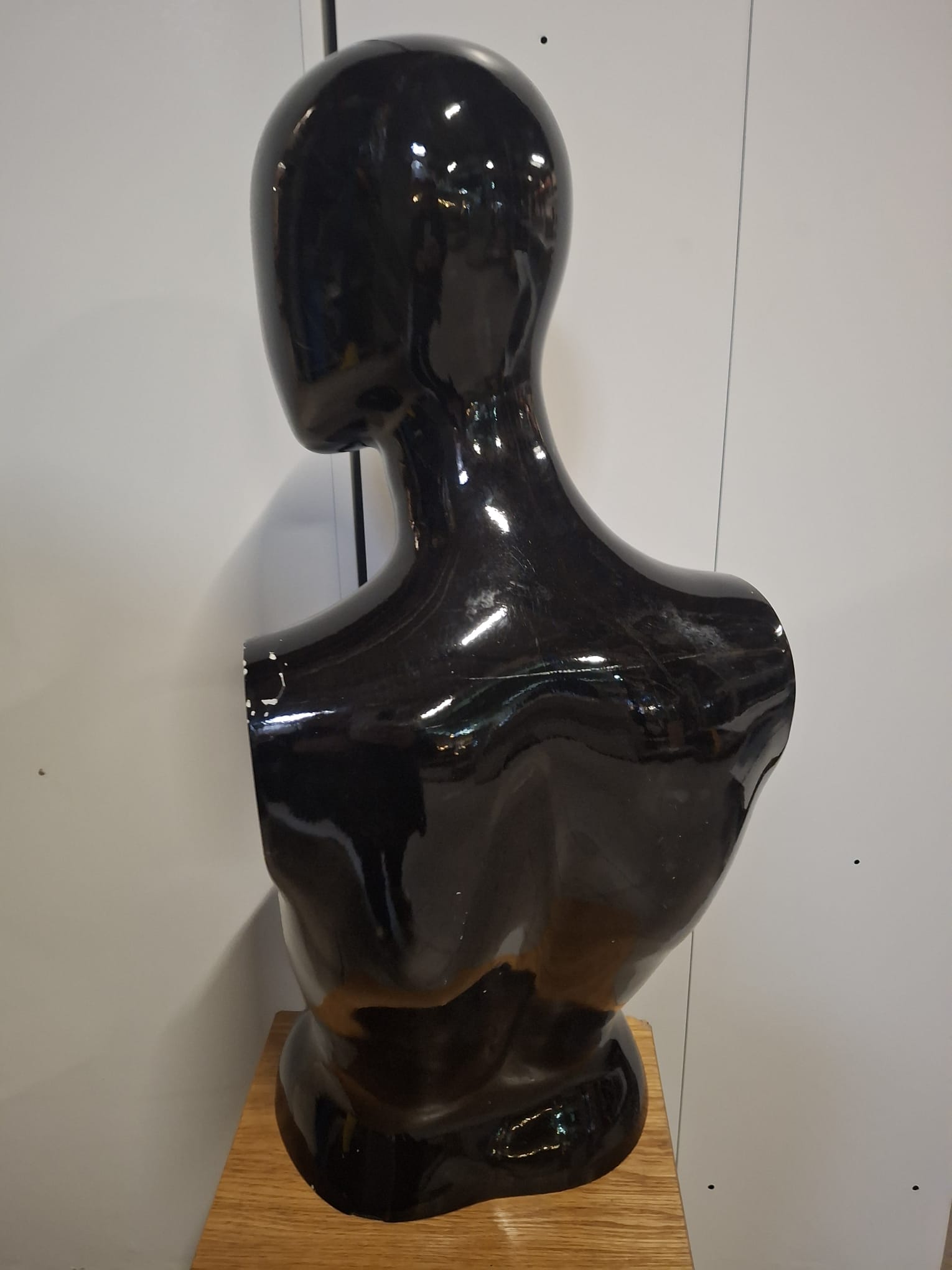Mannequin buste femme fibre de verre noir brillant - H 75 cm