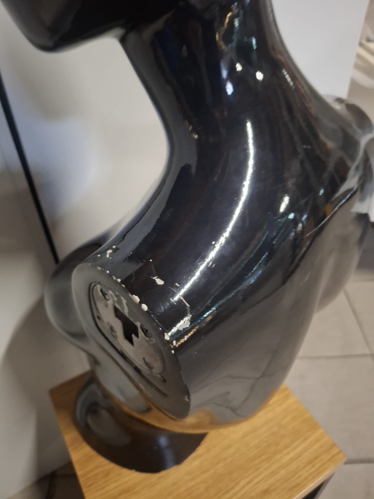 Mannequin buste femme fibre de verre noir brillant - H 75 cm