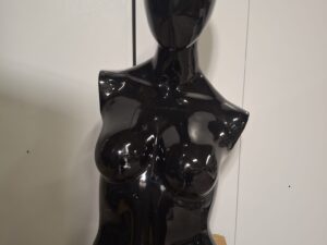 Mannequin buste femme fibre de verre noir brillant – H 72 cm