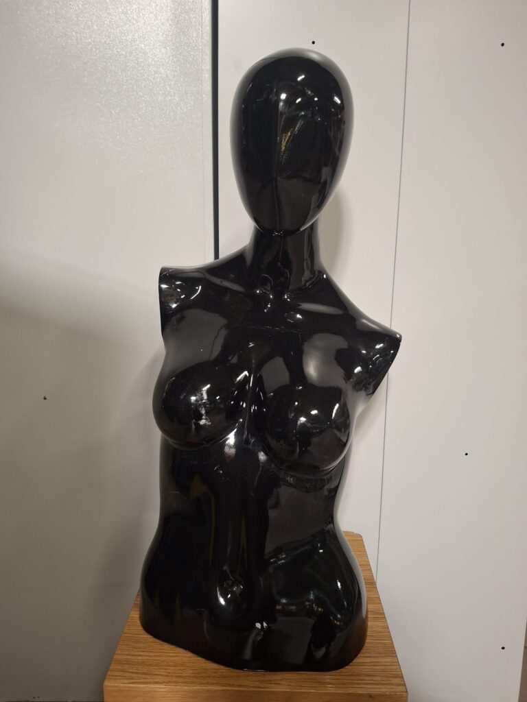 Mannequin buste femme fibre de verre noir brillant - H 72 cm
