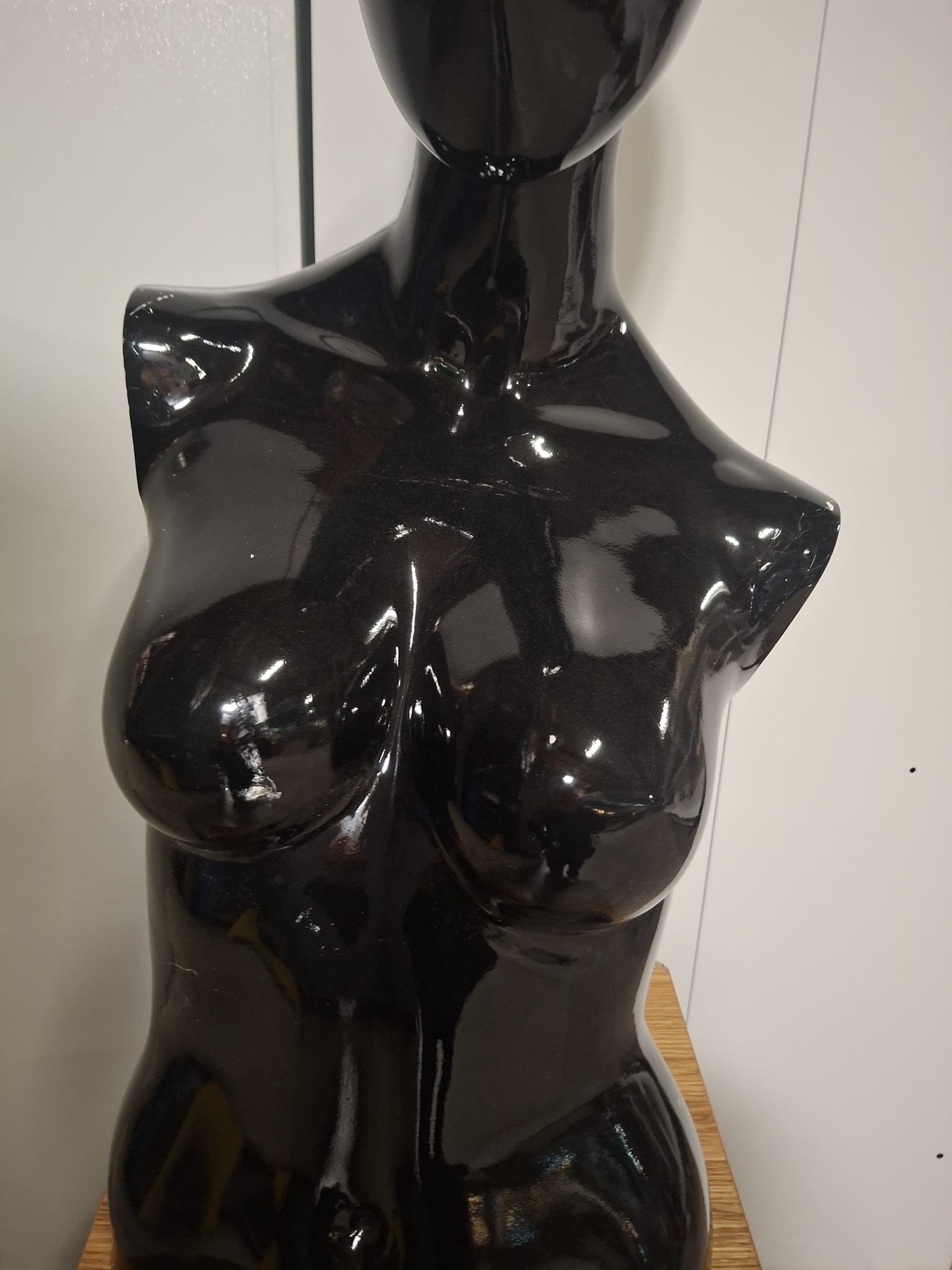 Mannequin buste femme fibre de verre noir brillant - H 72 cm