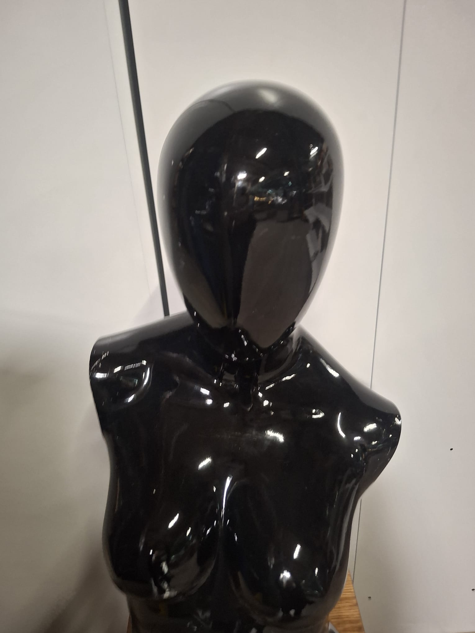 Mannequin buste femme fibre de verre noir brillant - H 72 cm