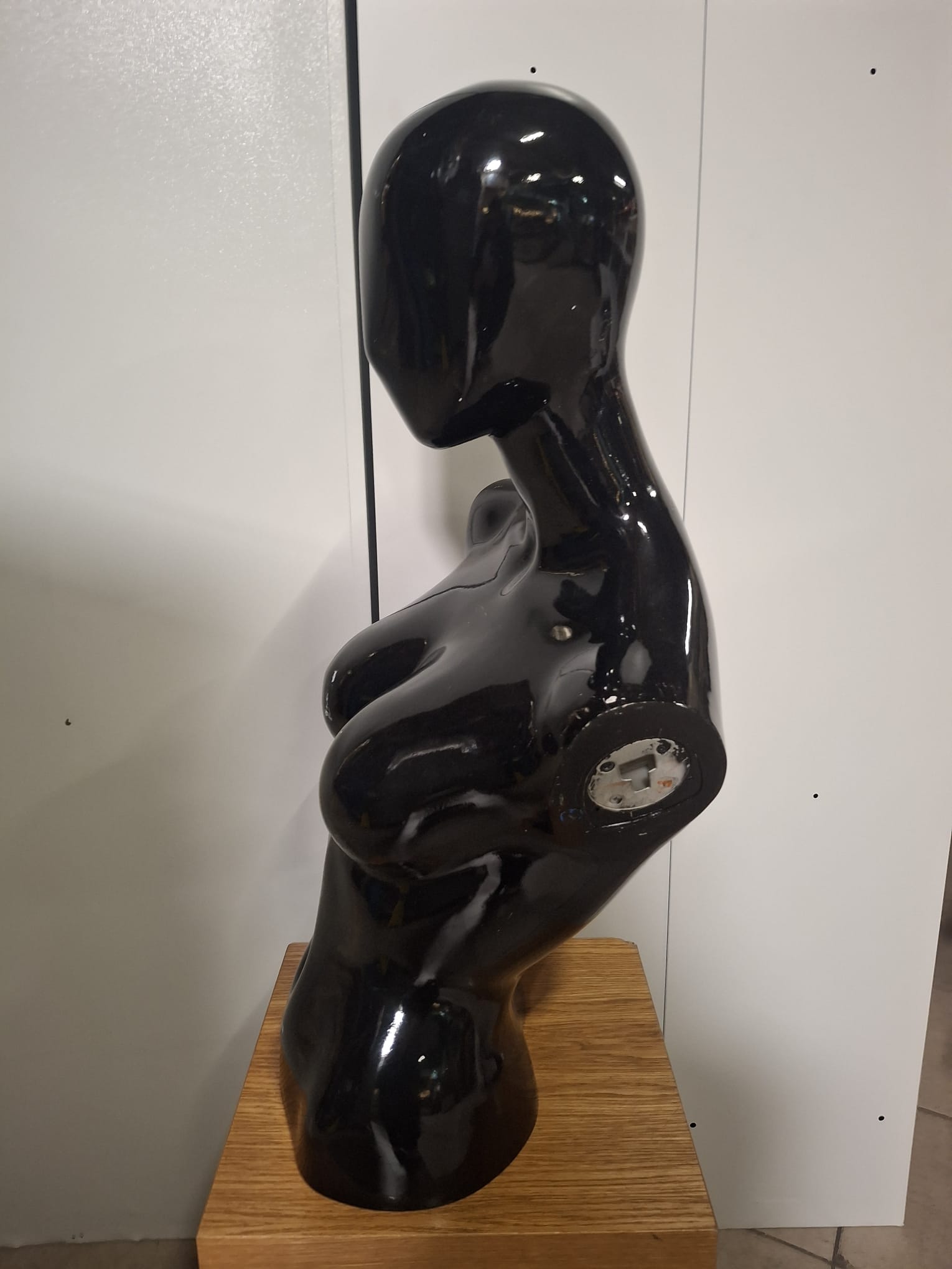 Mannequin buste femme fibre de verre noir brillant - H 72 cm