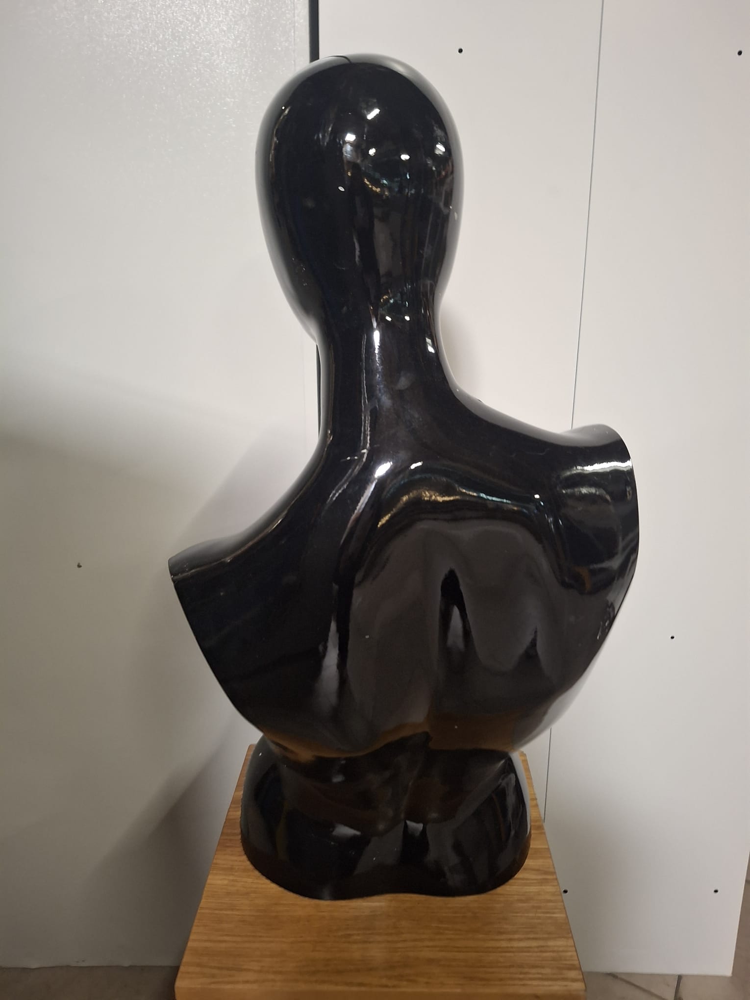 Mannequin buste femme fibre de verre noir brillant - H 72 cm