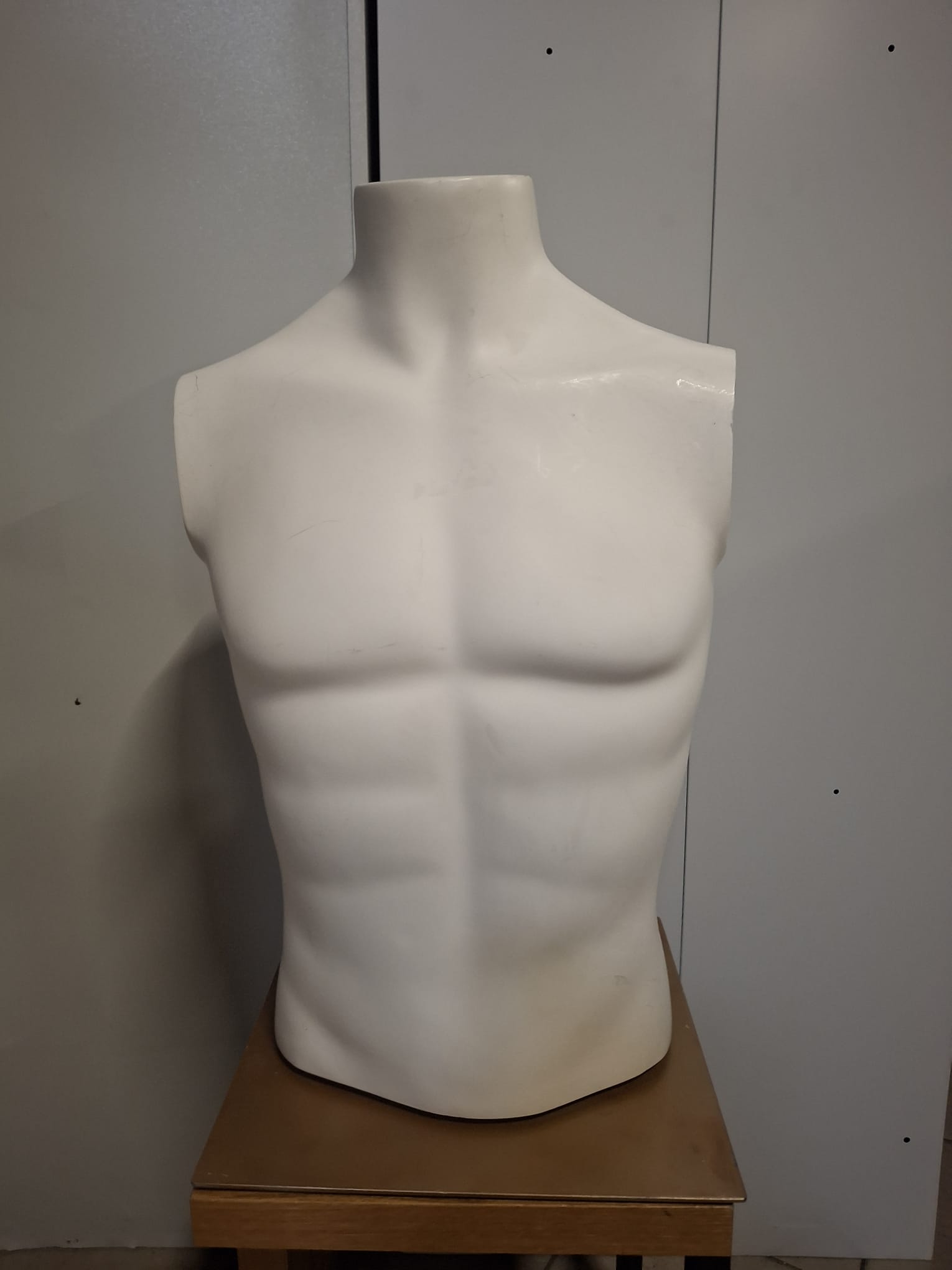 Mannequin buste homme fibre de verre blanc mat - H 65 cm