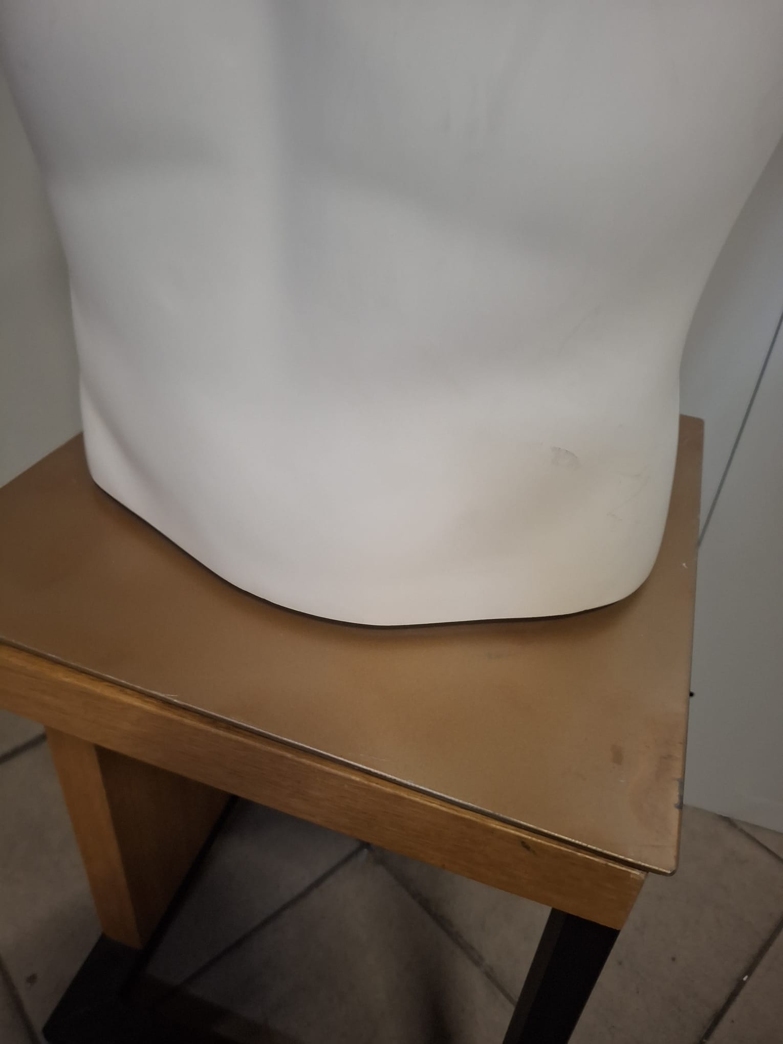 Mannequin buste homme fibre de verre blanc mat - H 65 cm