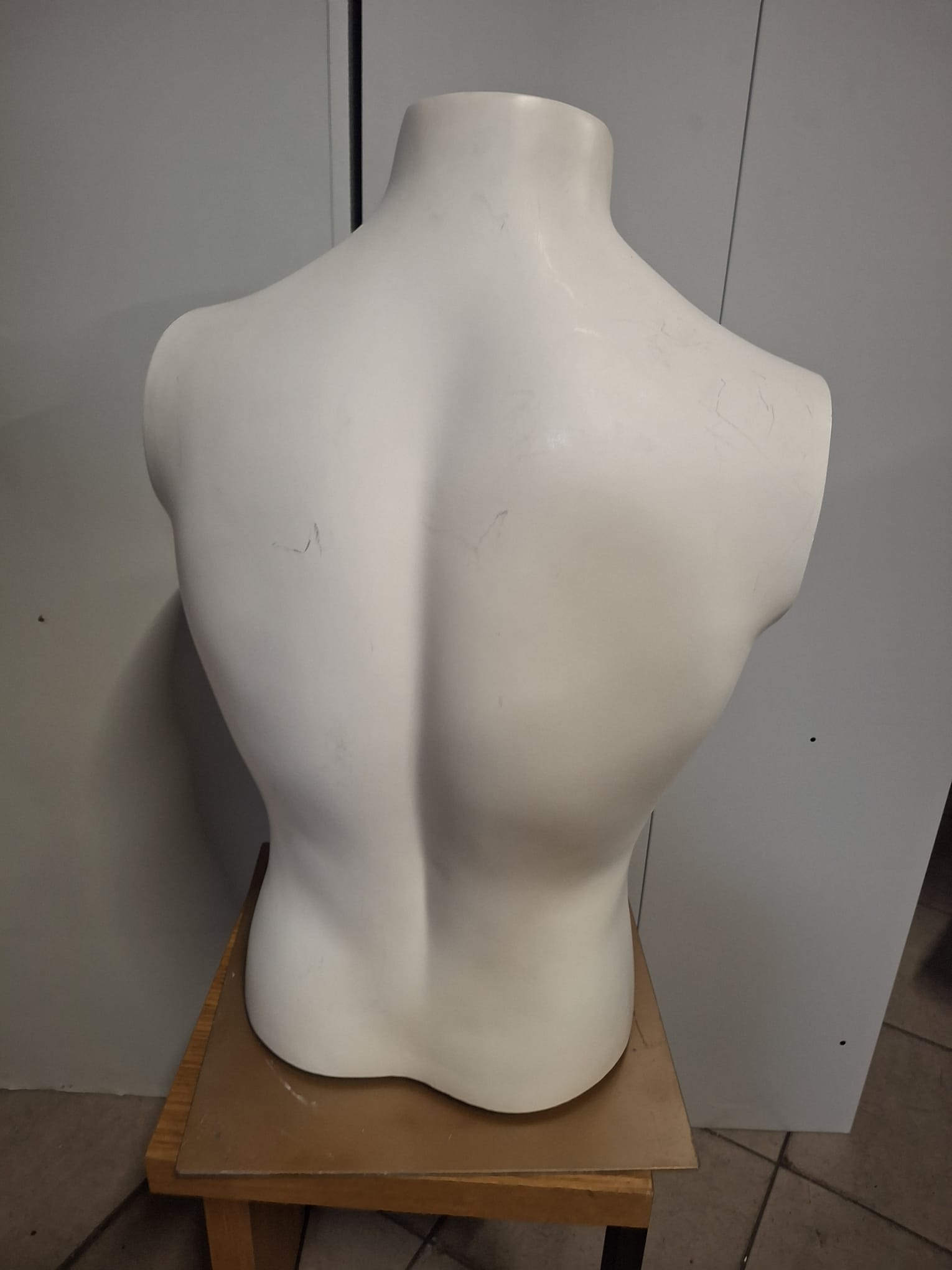 Mannequin buste homme fibre de verre blanc mat - H 65 cm
