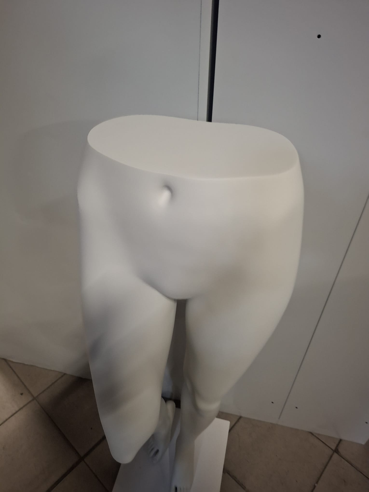 Jambe de mannequin femme – Fibre de verre blanc – H 117 cm