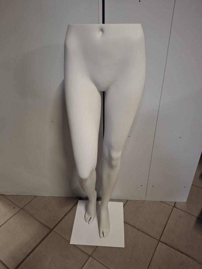 Jambe de mannequin femme – Fibre de verre blanc – H 117 cm