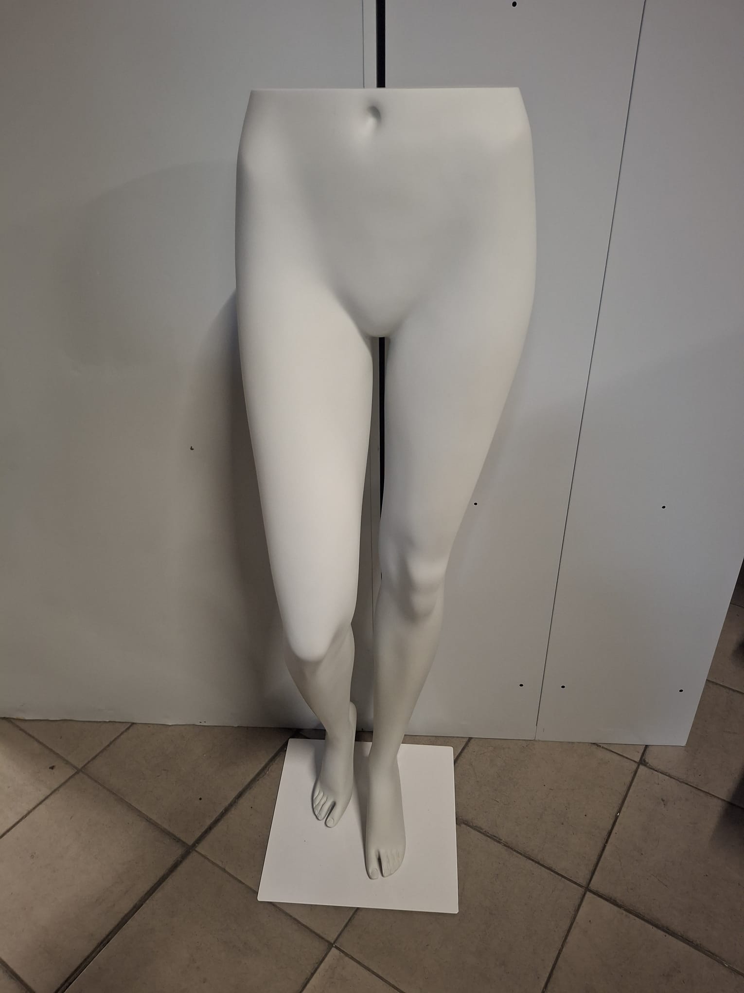 Jambe de mannequin femme – Fibre de verre blanc – H 117 cm